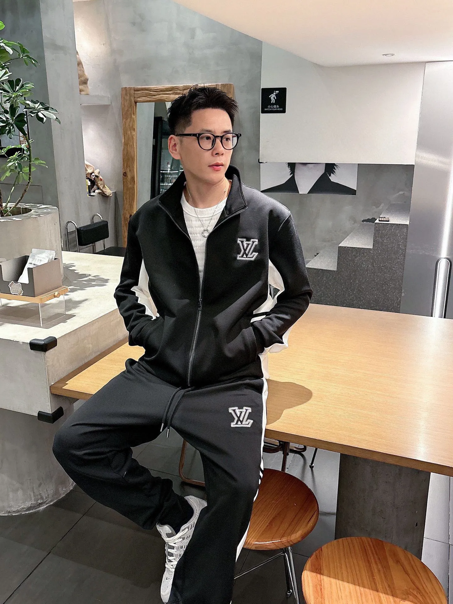 [LV Louis Vuitton] Hot-selling suit is coming. Focus on the original version of the official website. 2025 new hot-selling cardigan and sweatshirt suit. The original order is the best 🇭🇰. It is the meticulous work of top designers. It has a fitting and perfect upper body effect. All-natural high-quality Tencel Roman cotton 100%, close-fitting comfort, noble and elegant! Original hardware embodies elegance and nobility! Counter size: M-3XL (maximum wear up to 190 pounds)